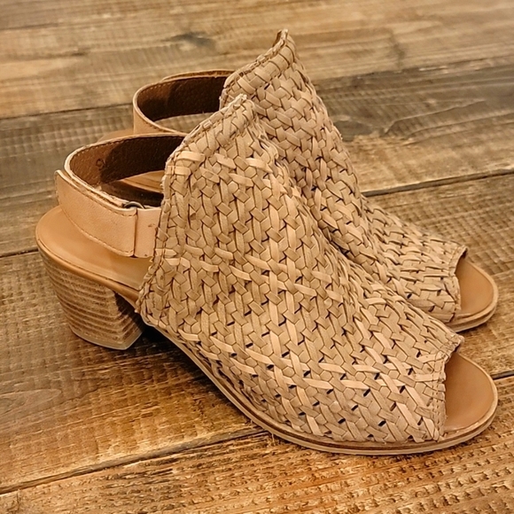 Very Volatile Shoes - VERY VOLATILE tan Brinkley leather bootie Sz 9